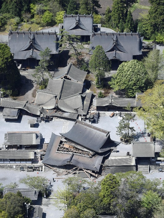 Aso_shrine_2016_earthquake